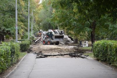В Саратове на Рахова снимают старое покрытие