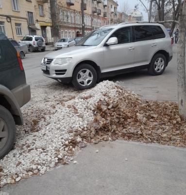 Яму на Киселева, 12 засыпали щебнем, но не заасфальтировали