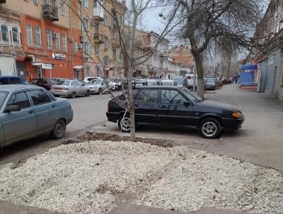 Яму на Киселева, 12 засыпали щебнем, но не заасфальтировали