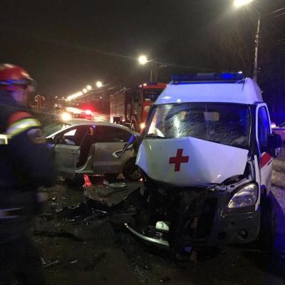 В Саратове скорая помощь попала в ДТП: погиб водитель