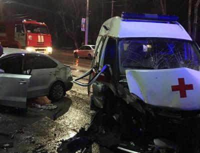 В Саратове скорая помощь попала в ДТП: погиб водитель