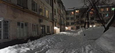 Упавший с крыши снег завалил вход в дом в центре Саратова Упавший с крыши снег завалил вход в дом в центре Саратова