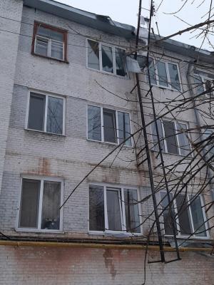 Упавший с крыши снег завалил вход в дом в центре Саратова Упавший с крыши снег завалил вход в дом в центре Саратова