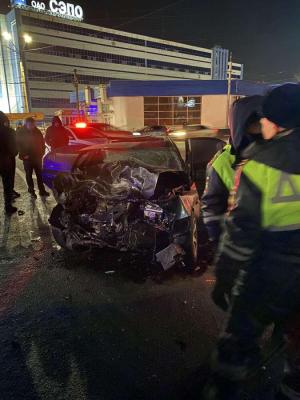На кольце 3-й Дачной в Саратове пассажир автомобиля погиб в ДТП На кольце 3-й Дачной в Саратове пассажир автомобиля погиб в ДТП