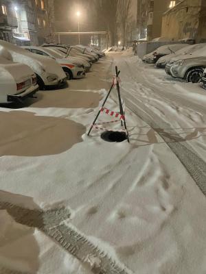 На 1-й Дачной в Саратове коммунальщики уже полтора месяца не могут заменить провалившуюся крышку люка