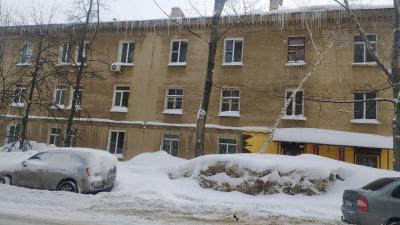 Около администрации Ленинского района невозможно пройти по тротуару из-за огромных сугробов