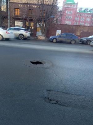На оживленной улице в Саратове провалившийся люк угрожает безопасности автовладельцев