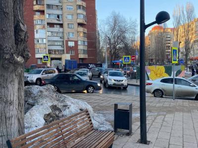 Авария на Рахова в Саратове собрала вереницу автомобилей