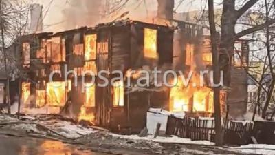 В Заводском районе Саратова сгорел дом
