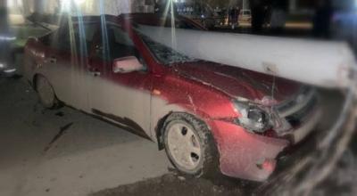 В Энгельсе столб упал на легковой автомобиль В Энгельсе столб упал на легковой автомобиль