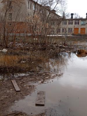 В Энгельсе из-за бездорожья оказалась заблокирована школа №5