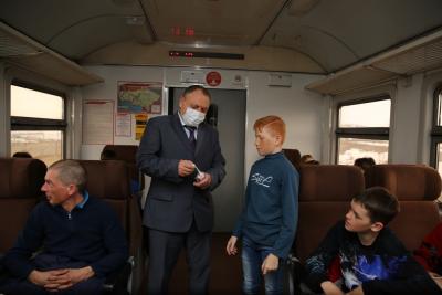 Саратовские школьники побывали в роли машинистов пригородных поездов