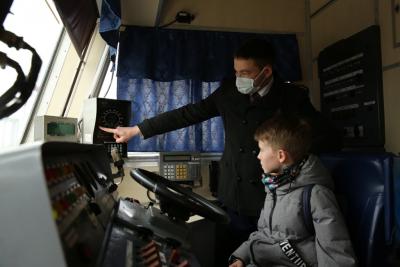 Саратовские школьники побывали в роли машинистов пригородных поездов