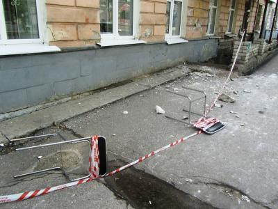 У Дома работников искусств обрушился карниз (ФОТО)
