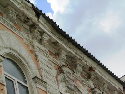 У Дома работников искусств обрушился карниз (ФОТО)