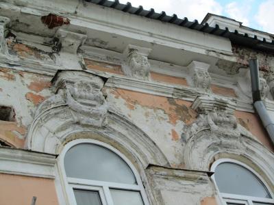 У Дома работников искусств обрушился карниз (ФОТО)