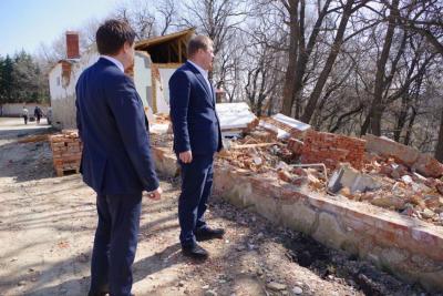 С письменного согласия владельца в Гагаринском районе демонтируют останки рухнувшего дома
