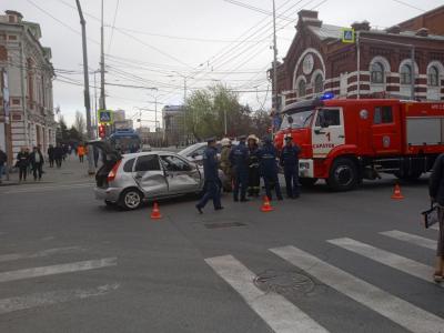 В центре Саратова около здания правительства столкнулись пожарная машина и 