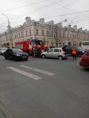В центре Саратова около здания правительства столкнулись пожарная машина и 