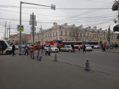 В центре Саратова около здания правительства столкнулись пожарная машина и 