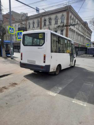 В центре Саратова водитель маршрутки сбил женщину: подробности