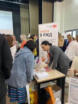 Около 800 вакансий предложила Приволжская магистраль для соискателей работы на ярмарке трудоустройства в Саратове и Волгограде
