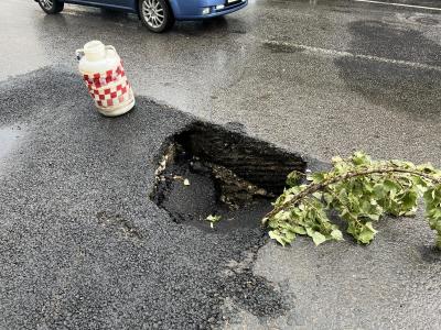 На улице Радищева после ремонта подземной магистрали образовалась яма