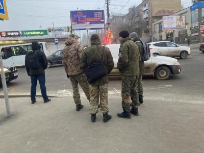 В Саратовской области мужчина с битой требовал снять с машины наклейку 