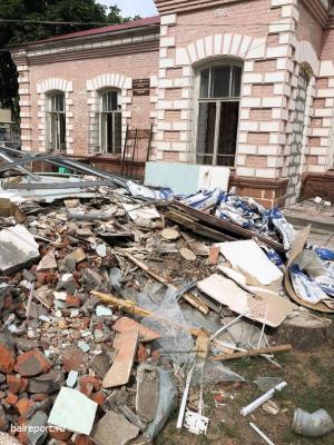 При ремонте исторического здания в Хвалынске пытались уничтожить уникальные элементы фасада
