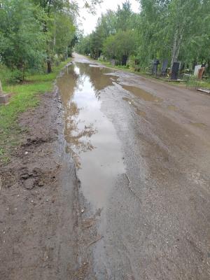 Жителей Балаково возмутило бездорожье на ветеранском квартале на кладбище