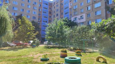 Во дворе недалеко от центра Энгельса сделали ямочный ремонт