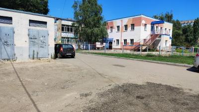 Во дворе недалеко от центра Энгельса сделали ямочный ремонт