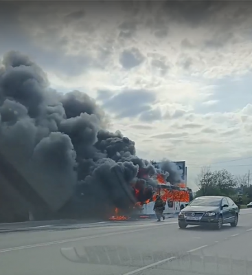 В Энгельсе огонь полностью уничтожил пассажирский автобус