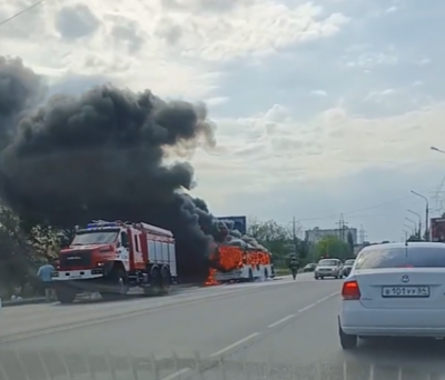 В Энгельсе огонь полностью уничтожил пассажирский автобус
