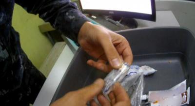 Жителя Воронежа задержали при попытке пронести сотовый телефон в одну из саратовских тюрем