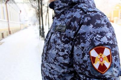 В Кировском районе мужчина избил полицейских