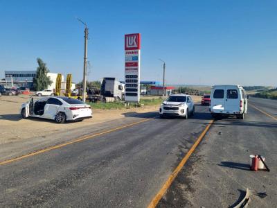 На трассе в Саратове столкнулись Kia и пассажирская На трассе в Саратове столкнулись Kia и пассажирская