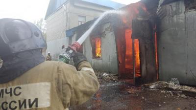 Площадь пожара в Заводском районе достигла 400 кв. м