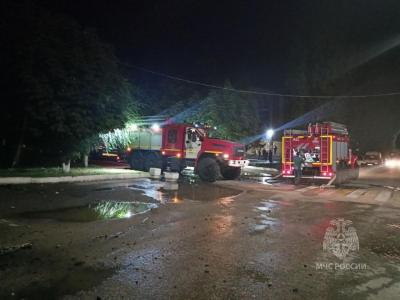 В Саратовской области горел жилой дом: эвакуировали почти 100 человек, из них 16 детей