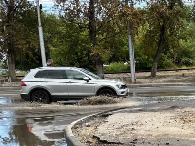 На Стрелке по дороге течет кипяток