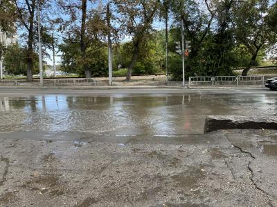 На Стрелке по дороге течет кипяток