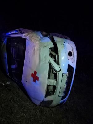 У села Привольное перевернулся автомобиль скорой помощи