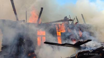 В центре Саратова горит расселенный дом В центре Саратова горит расселенный дом