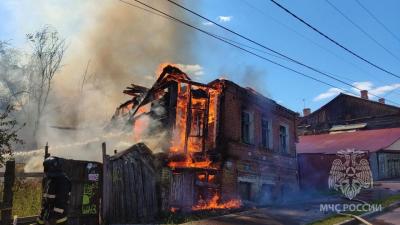 В центре Саратова горит расселенный дом В центре Саратова горит расселенный дом