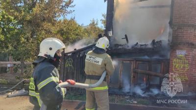 В центре Саратова горит расселенный дом В центре Саратова горит расселенный дом
