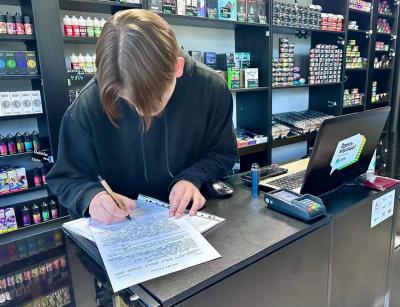 В Саратове детям продавали вейпы и снюс: нарушения заметила прокуратура