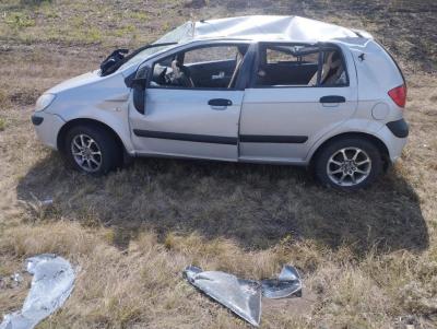 Под Саратовом три человека пострадали в опрокинувшейся иномарке