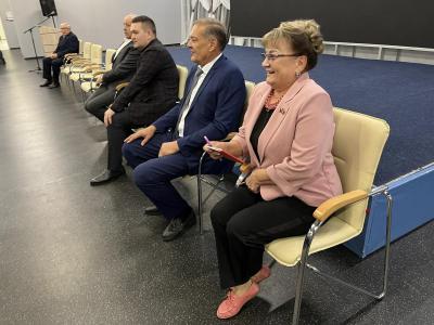 Ольга Алимова пришла на встречу с Вячеславом Володиным почти во всём розовом