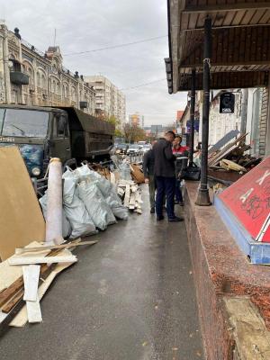 Свалка мусора около правительства Саратовской области почти полностью перегородила тротуар Свалка мусора около правительства Саратовской области почти полностью перегородила тротуар