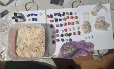 У криминальной пары, задержанной на Высокой, нашли 85 свертков наркотиков и не только